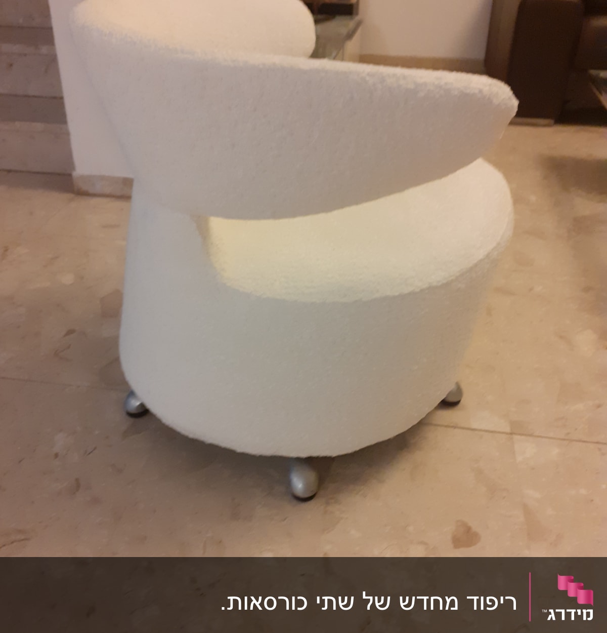 ריפוד מחדש של שתי כורסאות.
